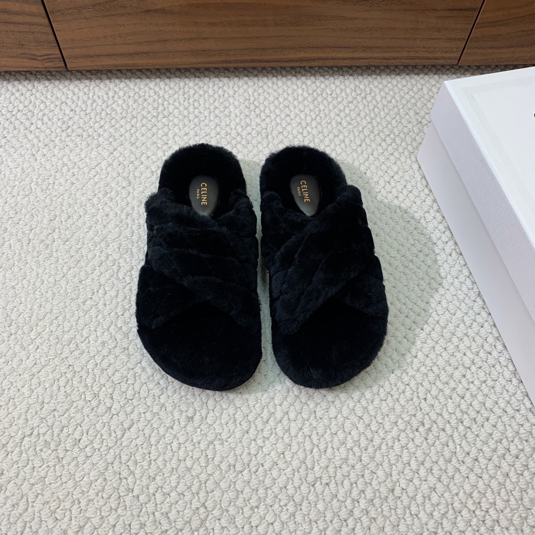 🔸CELI*E🔸羊毛拖鞋。毛茸茸的羊毛是选用欧洲进口A级羊毛，我们做到与原版一致满鞋全部采用纯羊毛，一点