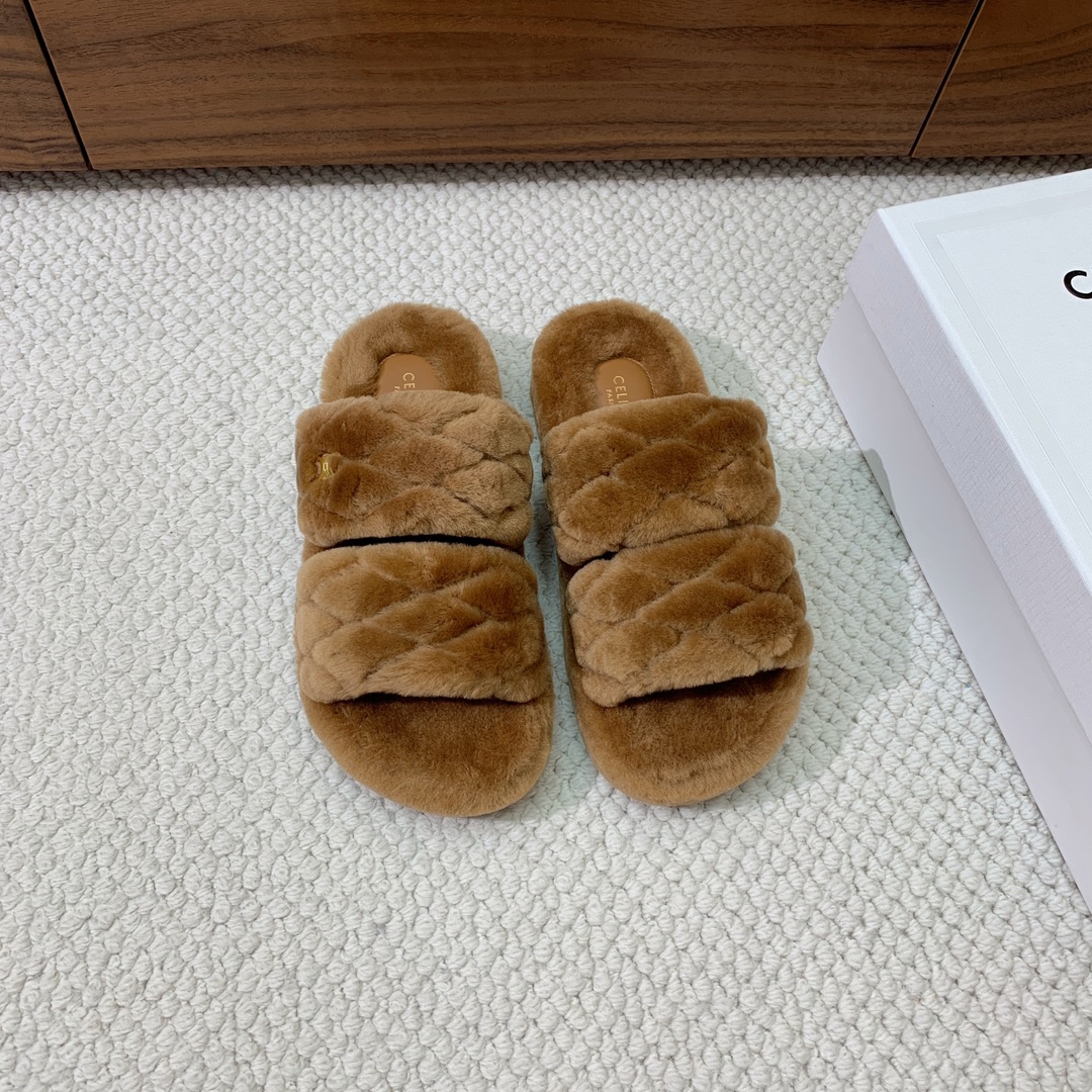 🔸CELI*E🔸羊毛拖鞋。毛茸茸的羊毛是选用欧洲进口A级羊毛，我们做到与原版一致满鞋全部采用纯羊毛，一点