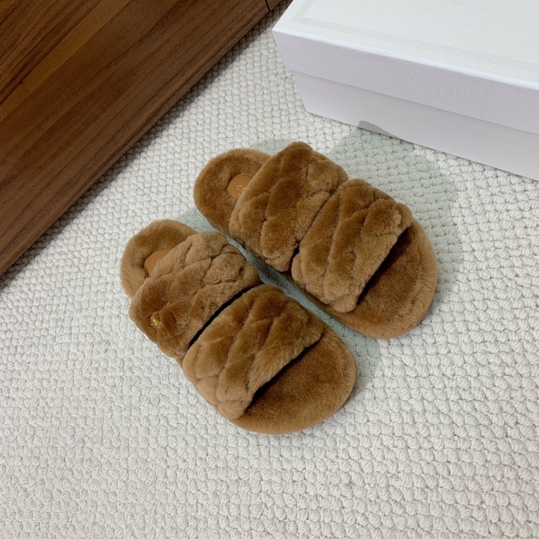 🔸CELI*E🔸羊毛拖鞋。毛茸茸的羊毛是选用欧洲进口A级羊毛，我们做到与原版一致满鞋全部采用纯羊毛，一点