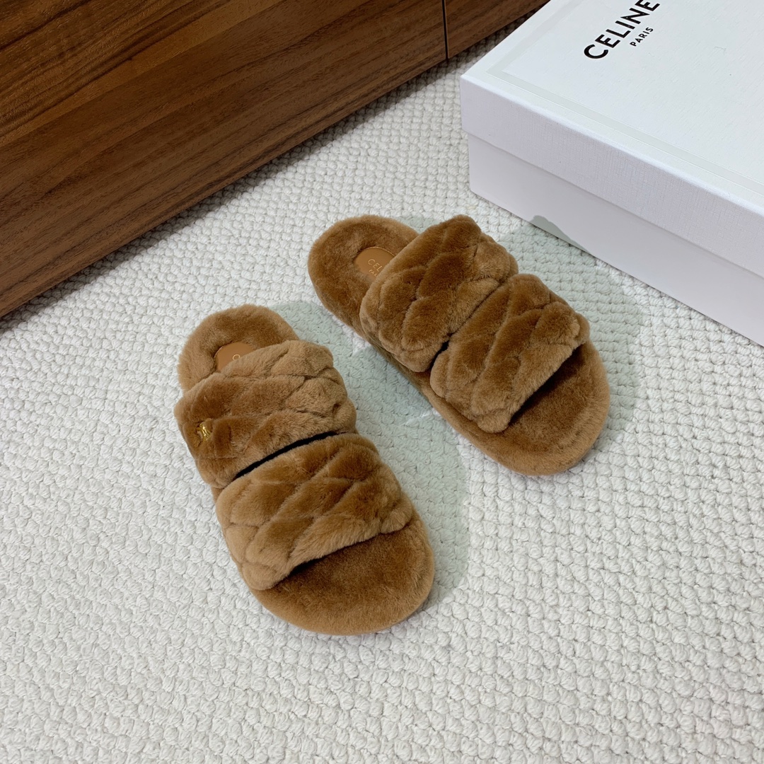 🔸CELI*E🔸羊毛拖鞋。毛茸茸的羊毛是选用欧洲进口A级羊毛，我们做到与原版一致满鞋全部采用纯羊毛，一点