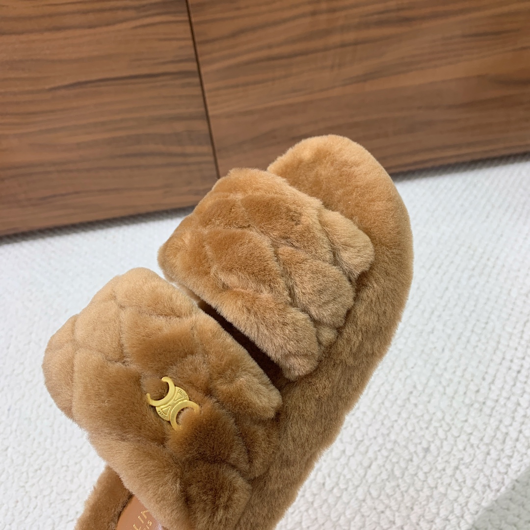 🔸CELI*E🔸羊毛拖鞋。毛茸茸的羊毛是选用欧洲进口A级羊毛，我们做到与原版一致满鞋全部采用纯羊毛，一点