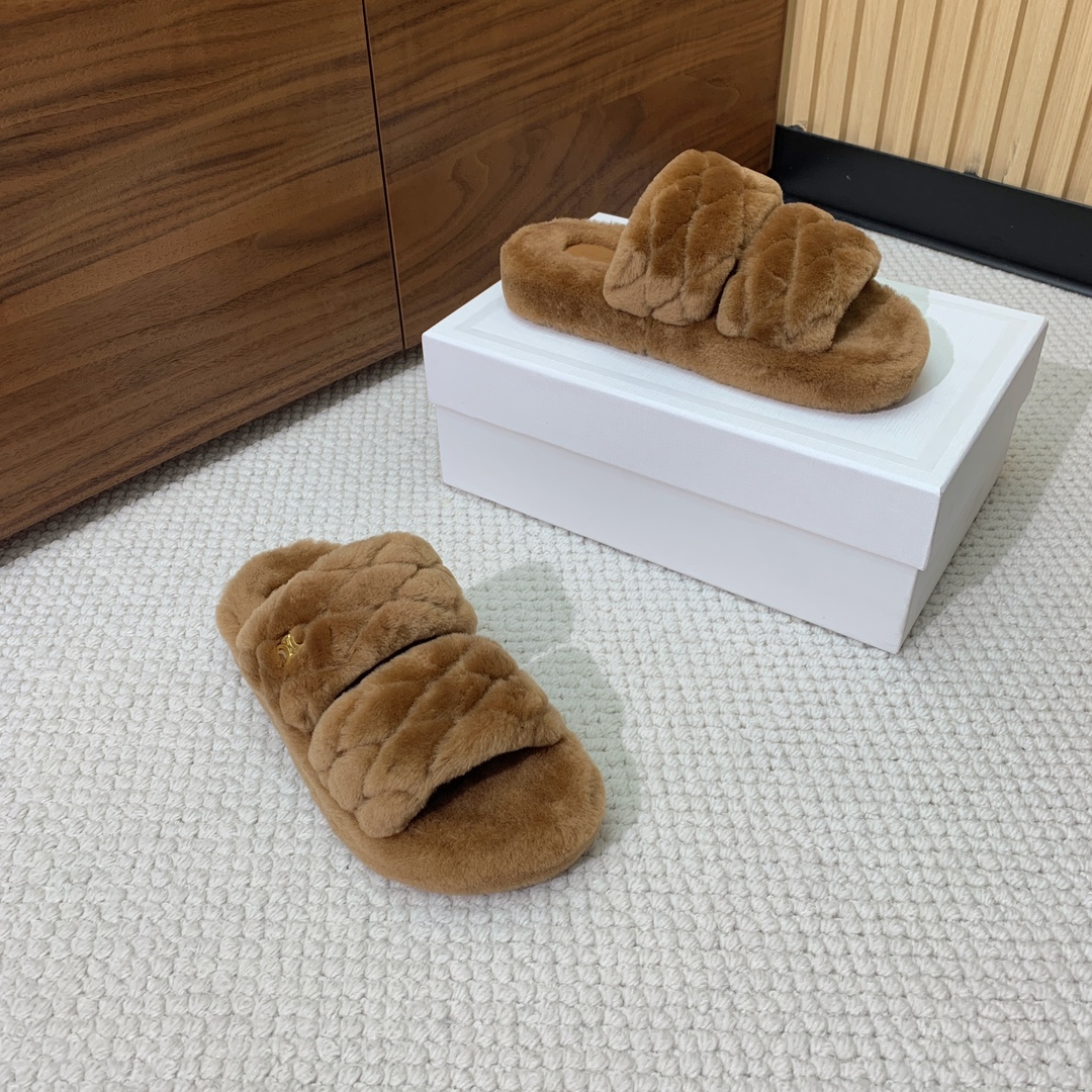 🔸CELI*E🔸羊毛拖鞋。毛茸茸的羊毛是选用欧洲进口A级羊毛，我们做到与原版一致满鞋全部采用纯羊毛，一点