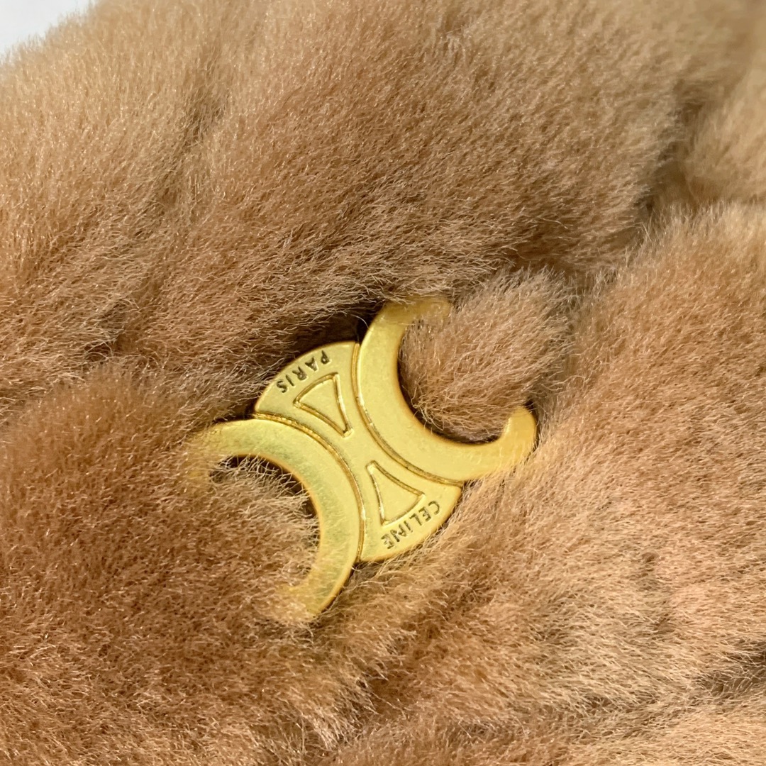 🔸CELI*E🔸羊毛拖鞋。毛茸茸的羊毛是选用欧洲进口A级羊毛，我们做到与原版一致满鞋全部采用纯羊毛，一点