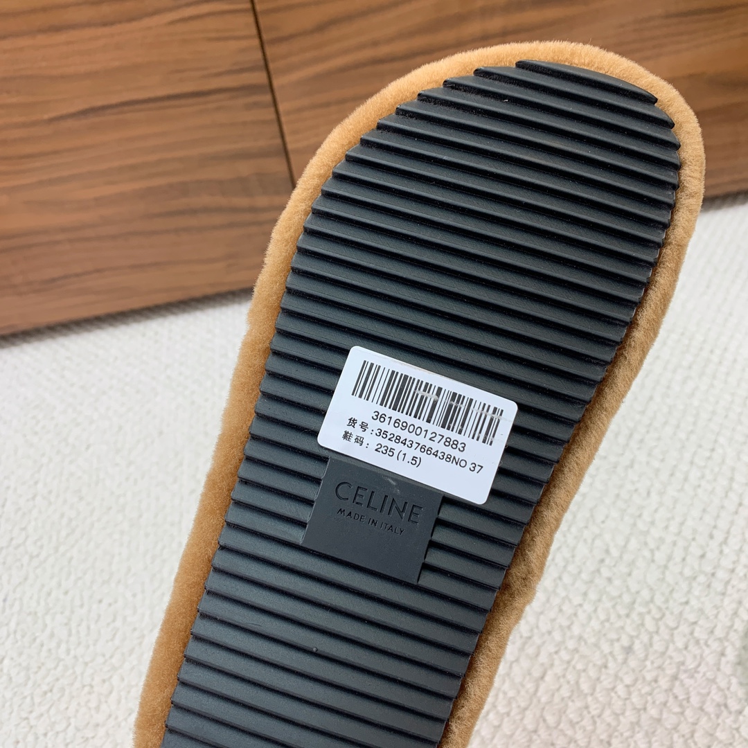 🔸CELI*E🔸羊毛拖鞋。毛茸茸的羊毛是选用欧洲进口A级羊毛，我们做到与原版一致满鞋全部采用纯羊毛，一点