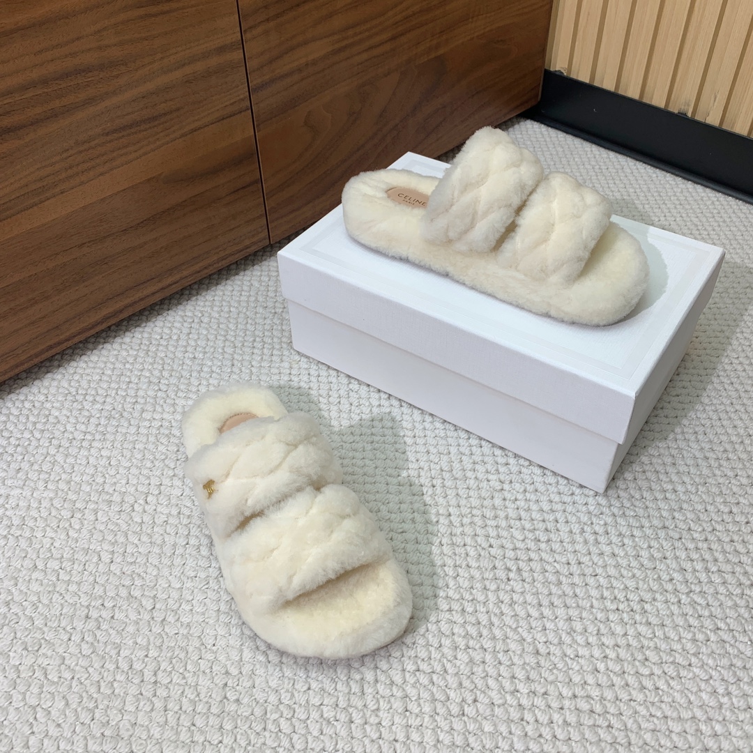 🔸CELI*E🔸羊毛拖鞋。毛茸茸的羊毛是选用欧洲进口A级羊毛，我们做到与原版一致满鞋全部采用纯羊毛，一点