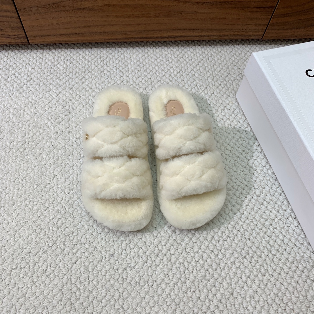 🔸CELI*E🔸羊毛拖鞋。毛茸茸的羊毛是选用欧洲进口A级羊毛，我们做到与原版一致满鞋全部采用纯羊毛，一点