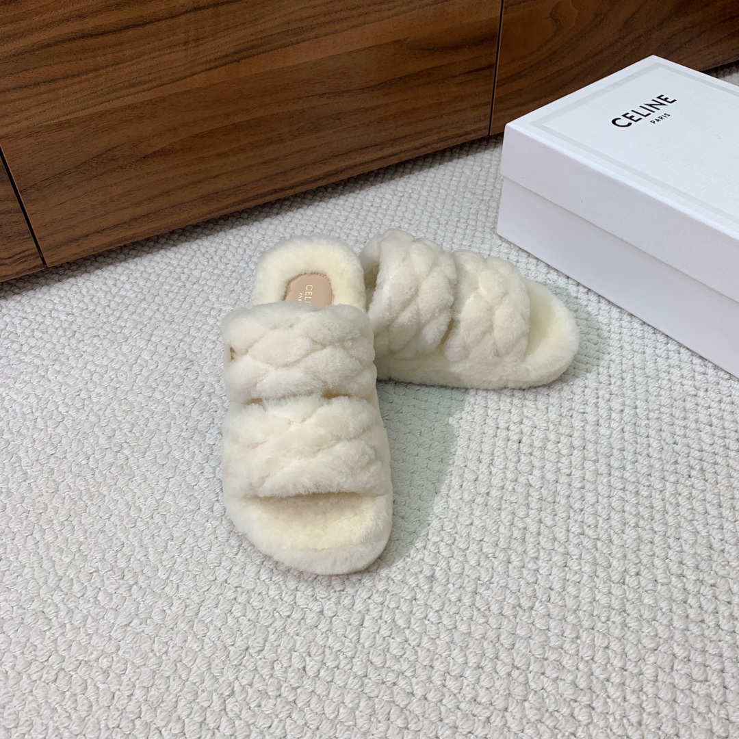 🔸CELI*E🔸羊毛拖鞋。毛茸茸的羊毛是选用欧洲进口A级羊毛，我们做到与原版一致满鞋全部采用纯羊毛，一点
