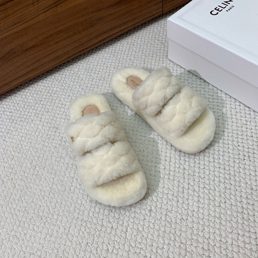🔸CELI*E🔸羊毛拖鞋。毛茸茸的羊毛是选用欧洲进口A级羊毛，我们做到与原版一致满鞋全部采用纯羊毛，一点