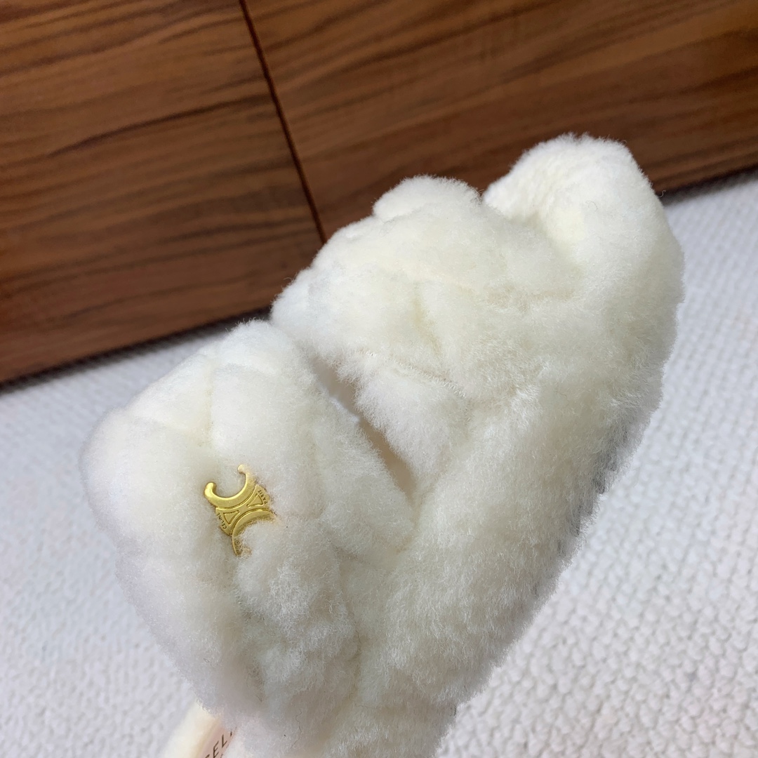 🔸CELI*E🔸羊毛拖鞋。毛茸茸的羊毛是选用欧洲进口A级羊毛，我们做到与原版一致满鞋全部采用纯羊毛，一点
