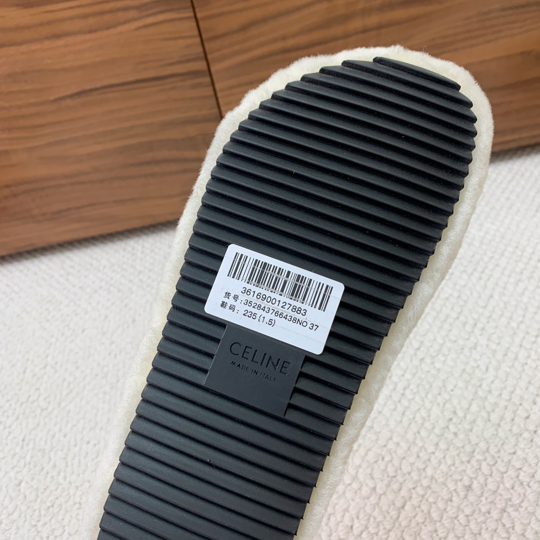 🔸CELI*E🔸羊毛拖鞋。毛茸茸的羊毛是选用欧洲进口A级羊毛，我们做到与原版一致满鞋全部采用纯羊毛，一点