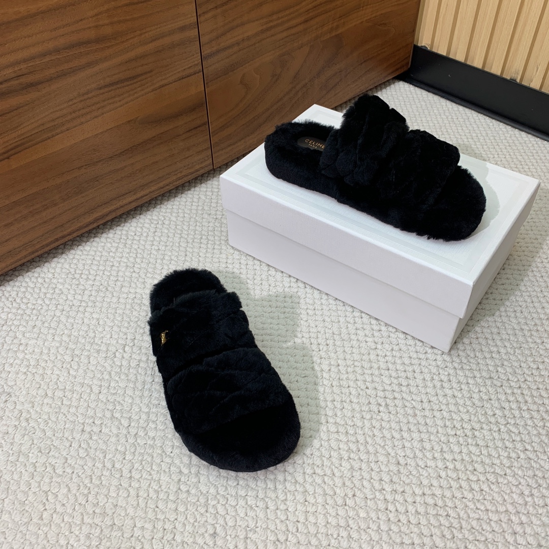 🔸CELI*E🔸羊毛拖鞋。毛茸茸的羊毛是选用欧洲进口A级羊毛，我们做到与原版一致满鞋全部采用纯羊毛，一点