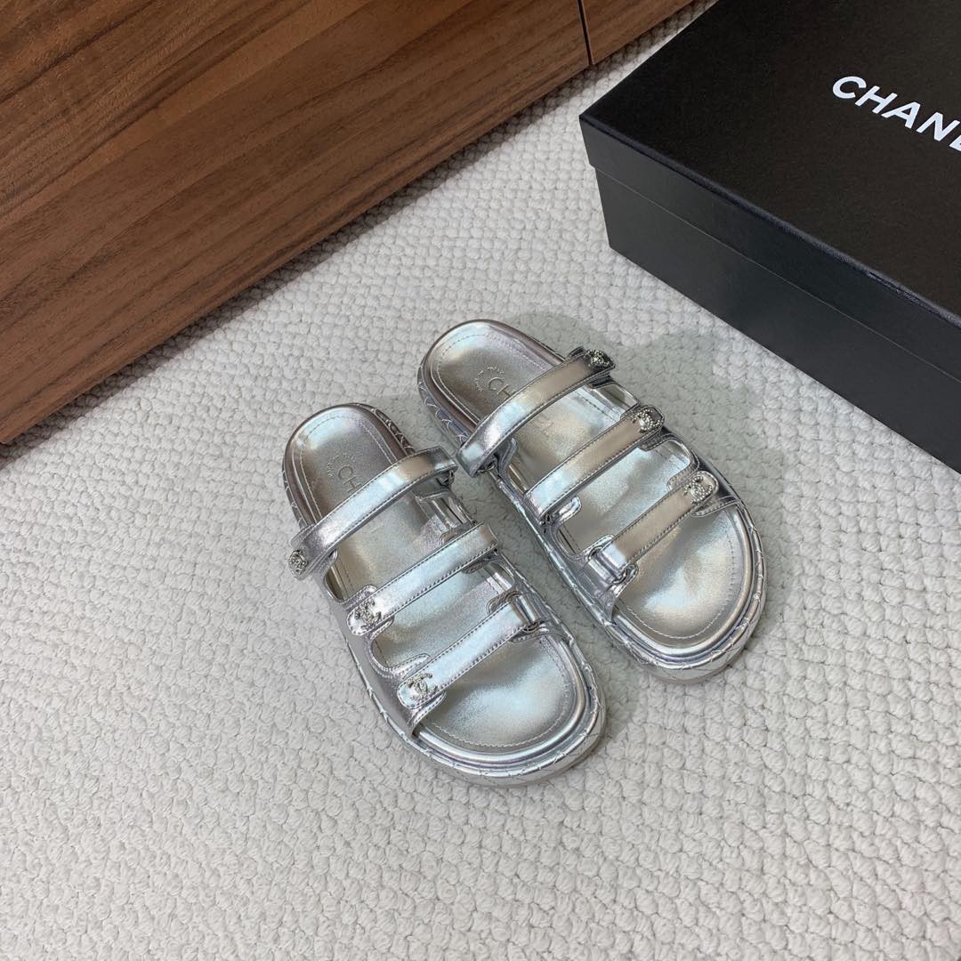 🔸Chan*l🔸三带魔术贴沙滩拖鞋。混搭风格的单品继续彰显品牌的设计理念。这双凉鞋从体育界汲取丰富灵感，