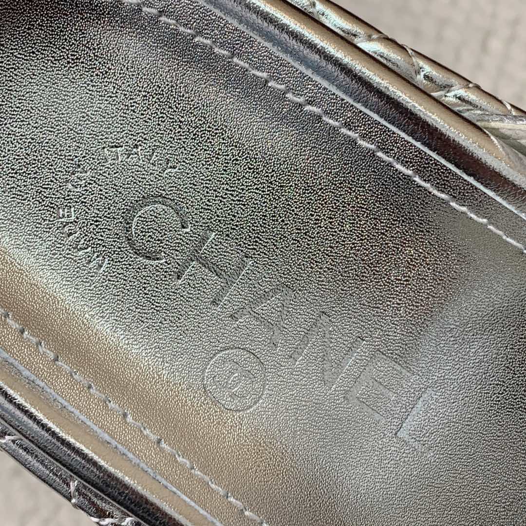 🔸Chan*l🔸三带魔术贴沙滩拖鞋。混搭风格的单品继续彰显品牌的设计理念。这双凉鞋从体育界汲取丰富灵感，