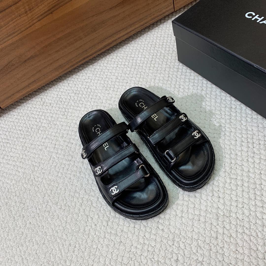 🔸Chan*l🔸三带魔术贴沙滩拖鞋。混搭风格的单品继续彰显品牌的设计理念。这双凉鞋从体育界汲取丰富灵感，