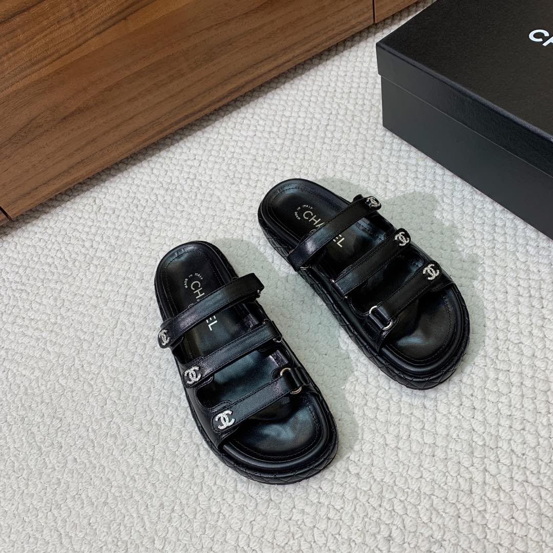 🔸Chan*l🔸三带魔术贴沙滩拖鞋。混搭风格的单品继续彰显品牌的设计理念。这双凉鞋从体育界汲取丰富灵感，