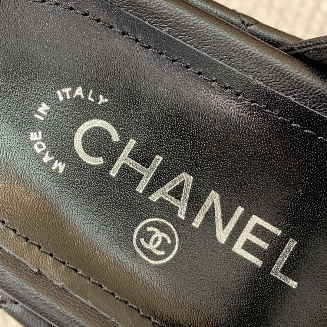 🔸Chan*l🔸三带魔术贴沙滩拖鞋。混搭风格的单品继续彰显品牌的设计理念。这双凉鞋从体育界汲取丰富灵感，