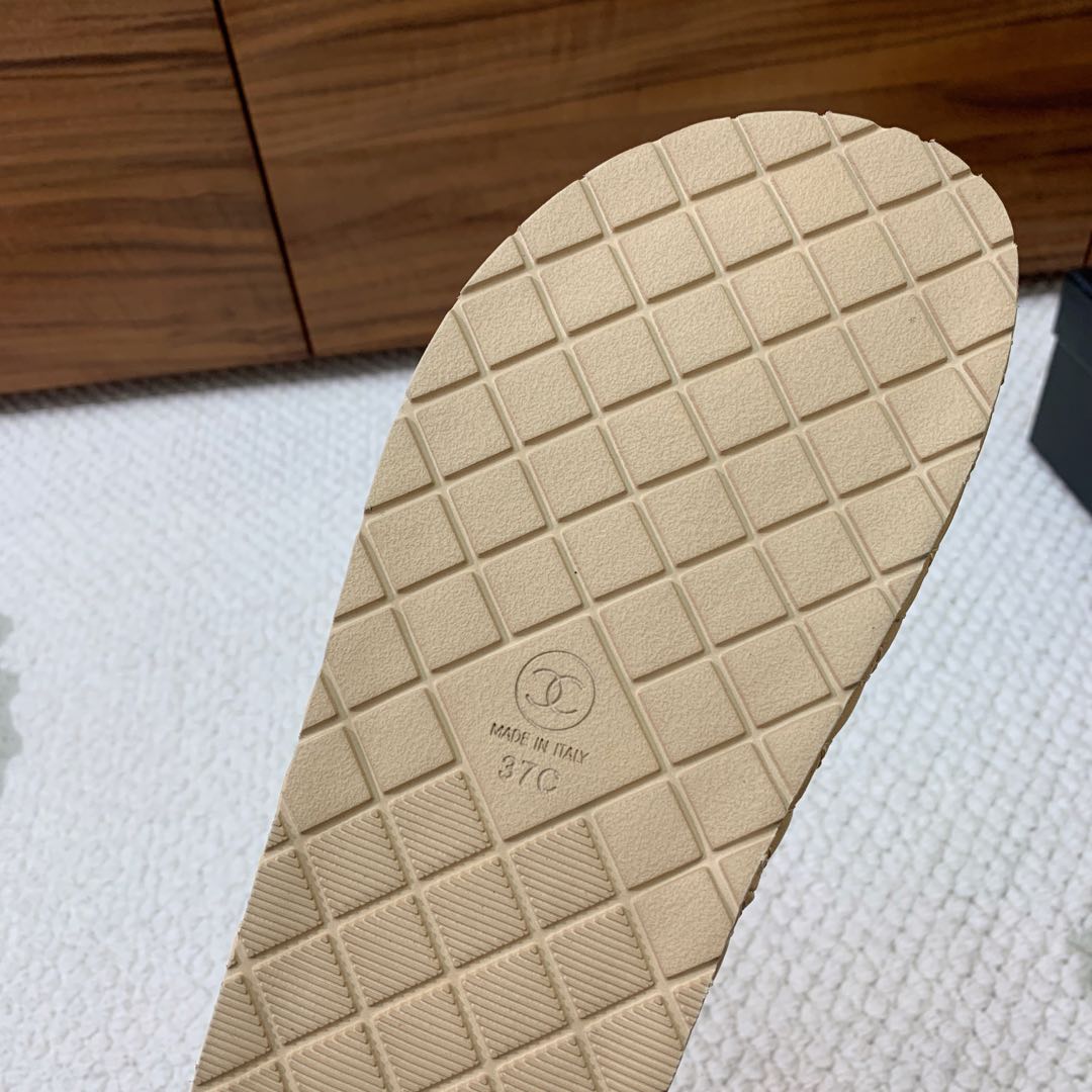 🔸Chan*l🔸三带魔术贴沙滩拖鞋。混搭风格的单品继续彰显品牌的设计理念。这双凉鞋从体育界汲取丰富灵感，