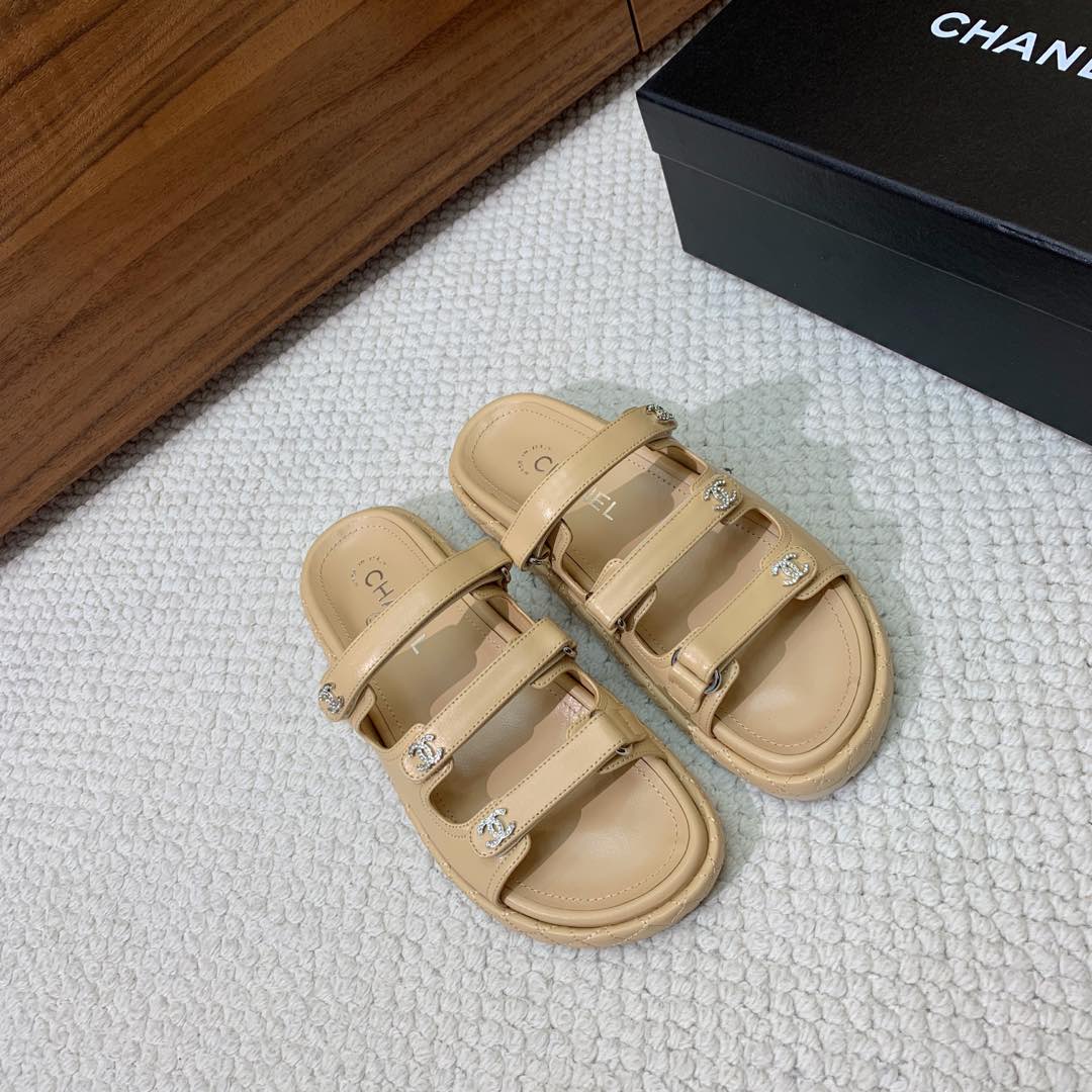 🔸Chan*l🔸三带魔术贴沙滩拖鞋。混搭风格的单品继续彰显品牌的设计理念。这双凉鞋从体育界汲取丰富灵感，