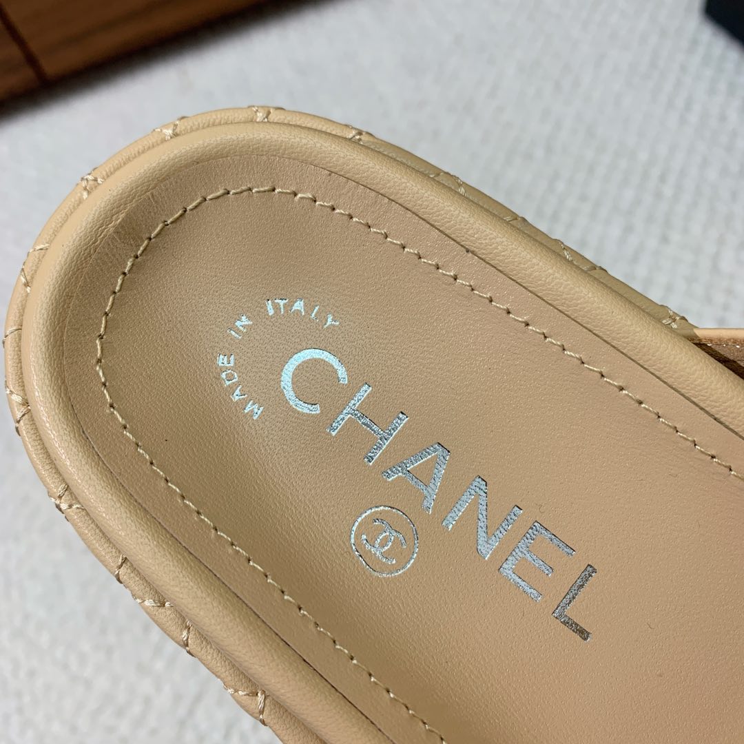 🔸Chan*l🔸三带魔术贴沙滩拖鞋。混搭风格的单品继续彰显品牌的设计理念。这双凉鞋从体育界汲取丰富灵感，