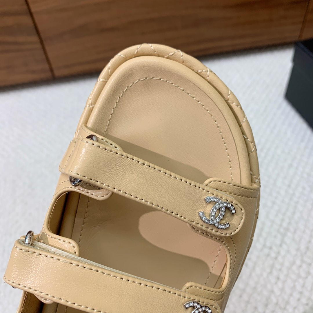 🔸Chan*l🔸三带魔术贴沙滩拖鞋。混搭风格的单品继续彰显品牌的设计理念。这双凉鞋从体育界汲取丰富灵感，