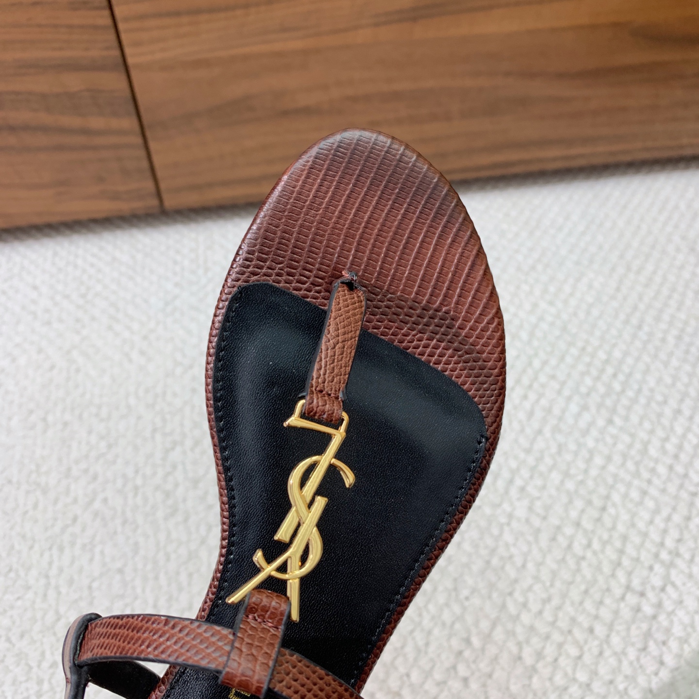 🔸SAINT LAUREN*🔸字母扣平底凉鞋。整个版型包括金属制品等细节别具一格让人眼前一亮，黑色版型显