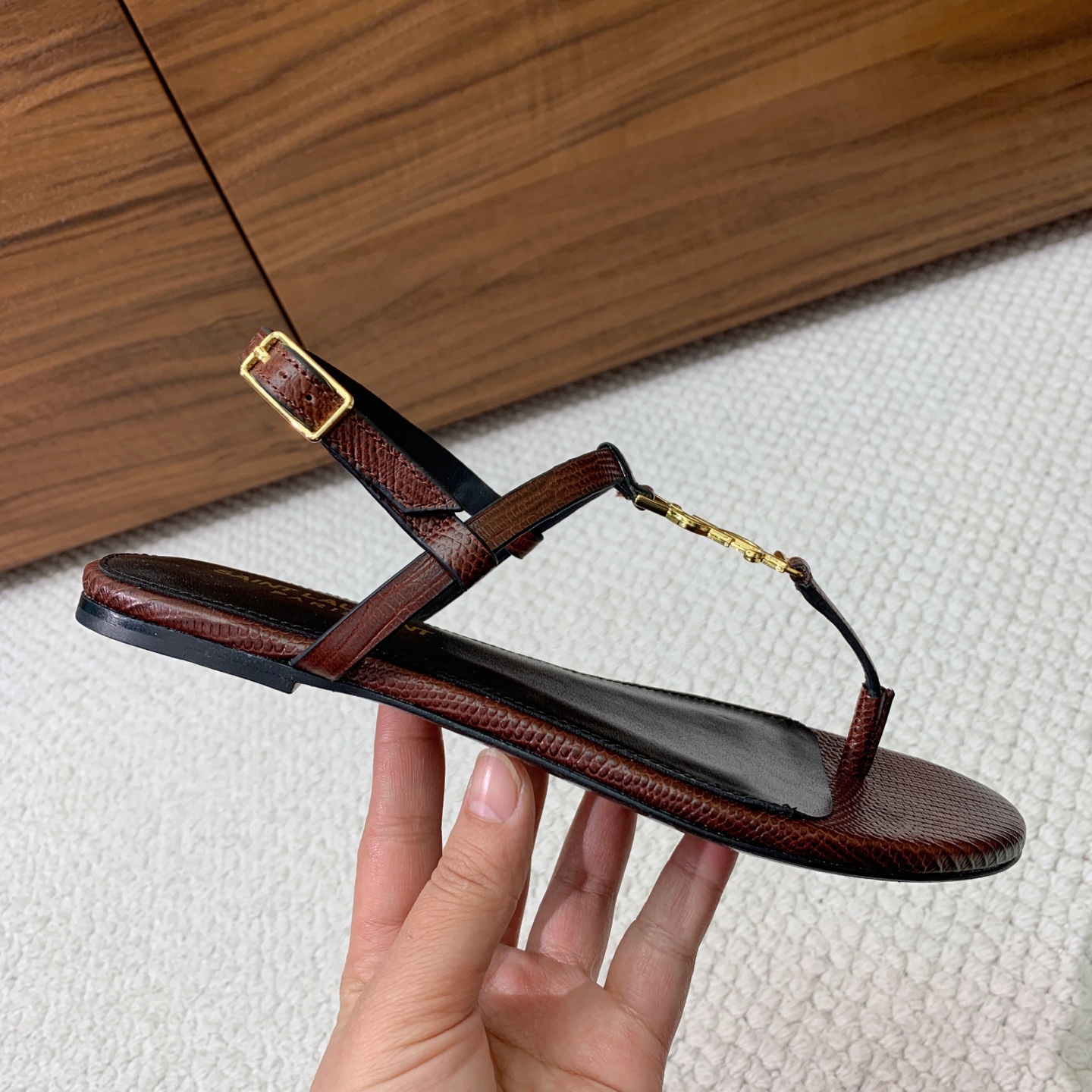 🔸SAINT LAUREN*🔸字母扣平底凉鞋。整个版型包括金属制品等细节别具一格让人眼前一亮，黑色版型显