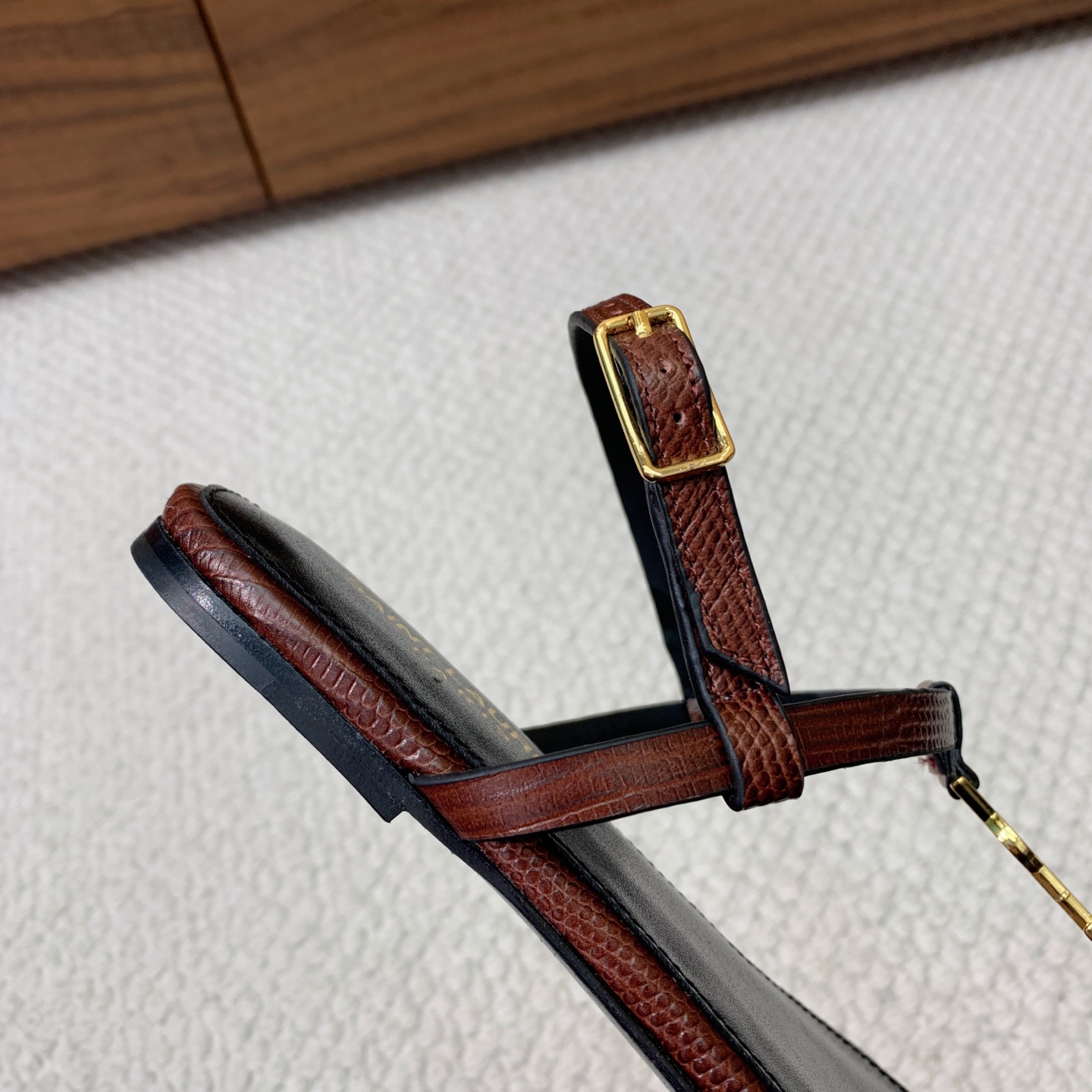 🔸SAINT LAUREN*🔸字母扣平底凉鞋。整个版型包括金属制品等细节别具一格让人眼前一亮，黑色版型显