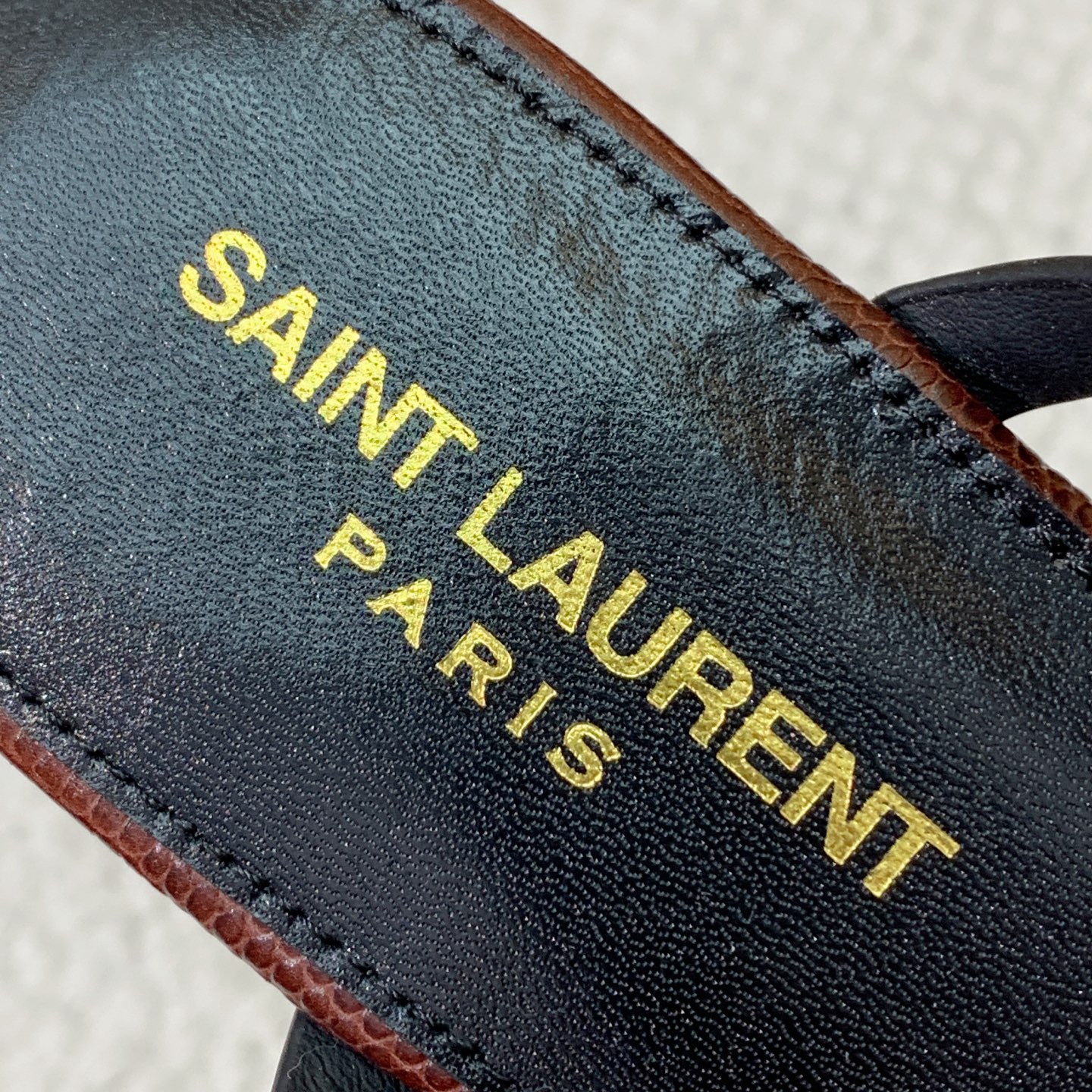 🔸SAINT LAUREN*🔸字母扣平底凉鞋。整个版型包括金属制品等细节别具一格让人眼前一亮，黑色版型显