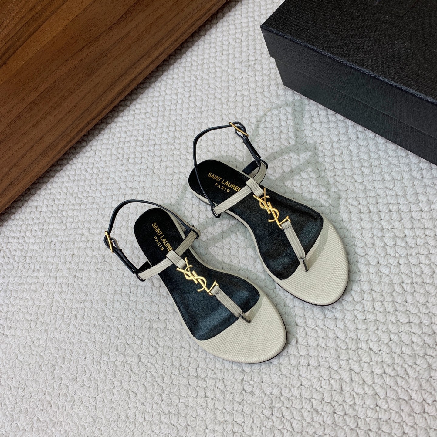 🔸SAINT LAUREN*🔸字母扣平底凉鞋。整个版型包括金属制品等细节别具一格让人眼前一亮，黑色版型显