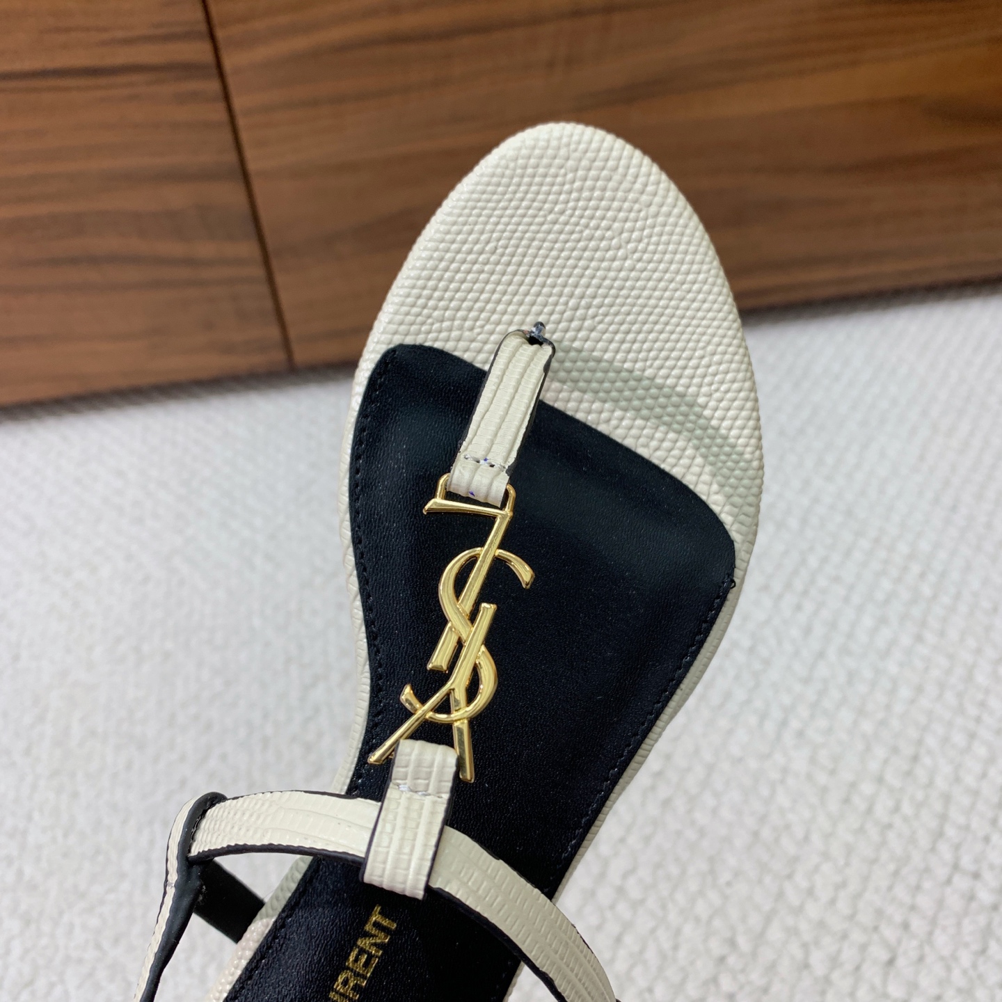 🔸SAINT LAUREN*🔸字母扣平底凉鞋。整个版型包括金属制品等细节别具一格让人眼前一亮，黑色版型显