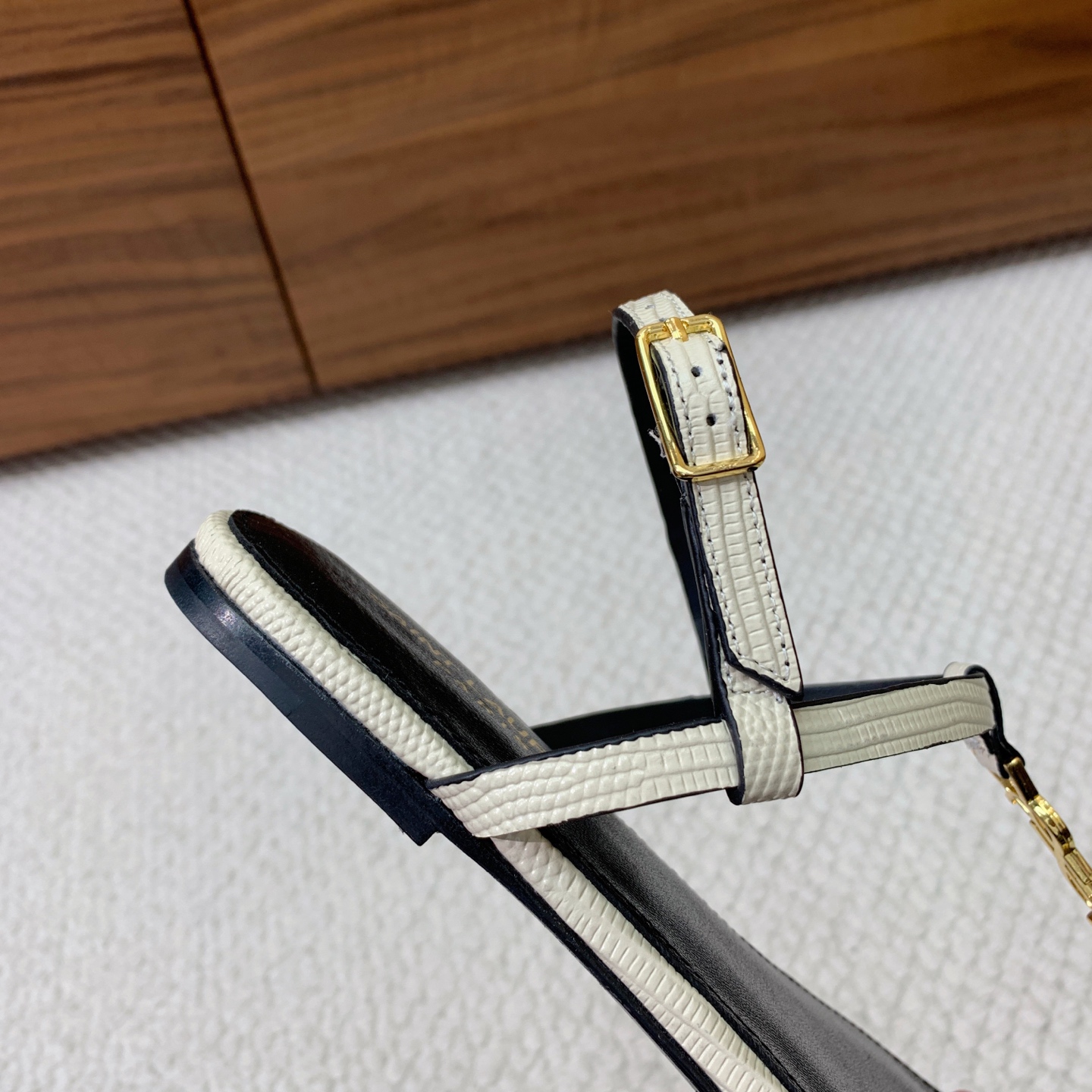 🔸SAINT LAUREN*🔸字母扣平底凉鞋。整个版型包括金属制品等细节别具一格让人眼前一亮，黑色版型显
