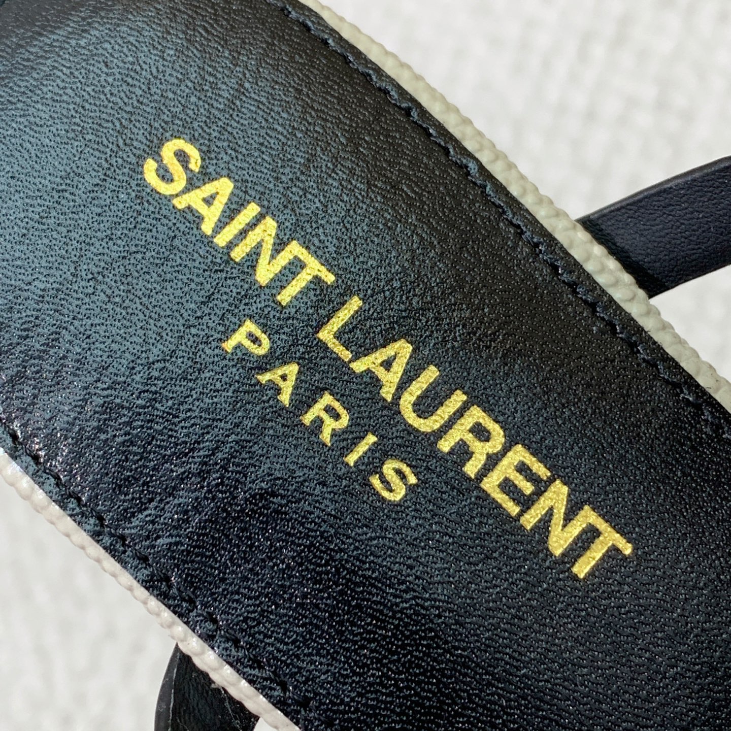 🔸SAINT LAUREN*🔸字母扣平底凉鞋。整个版型包括金属制品等细节别具一格让人眼前一亮，黑色版型显
