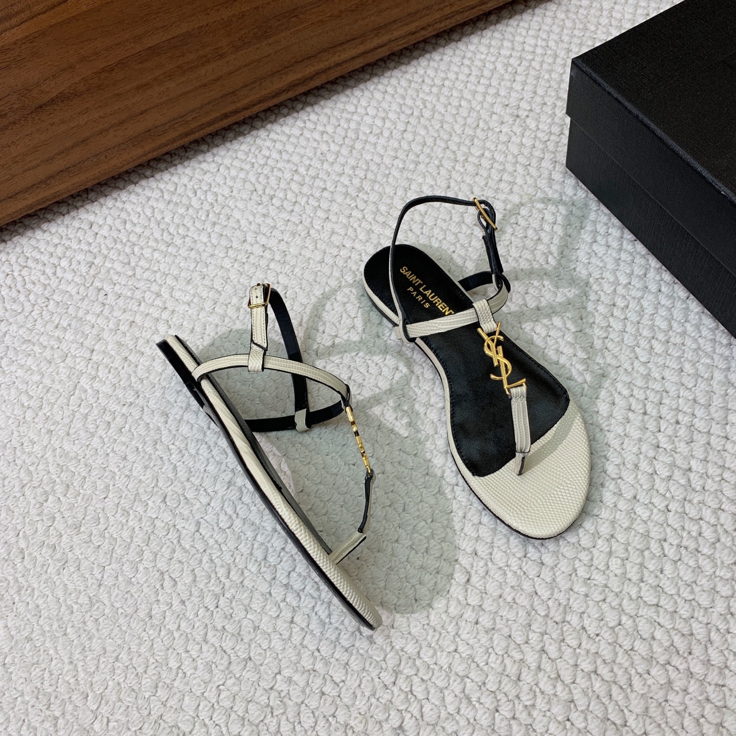 🔸SAINT LAUREN*🔸字母扣平底凉鞋。整个版型包括金属制品等细节别具一格让人眼前一亮，黑色版型显