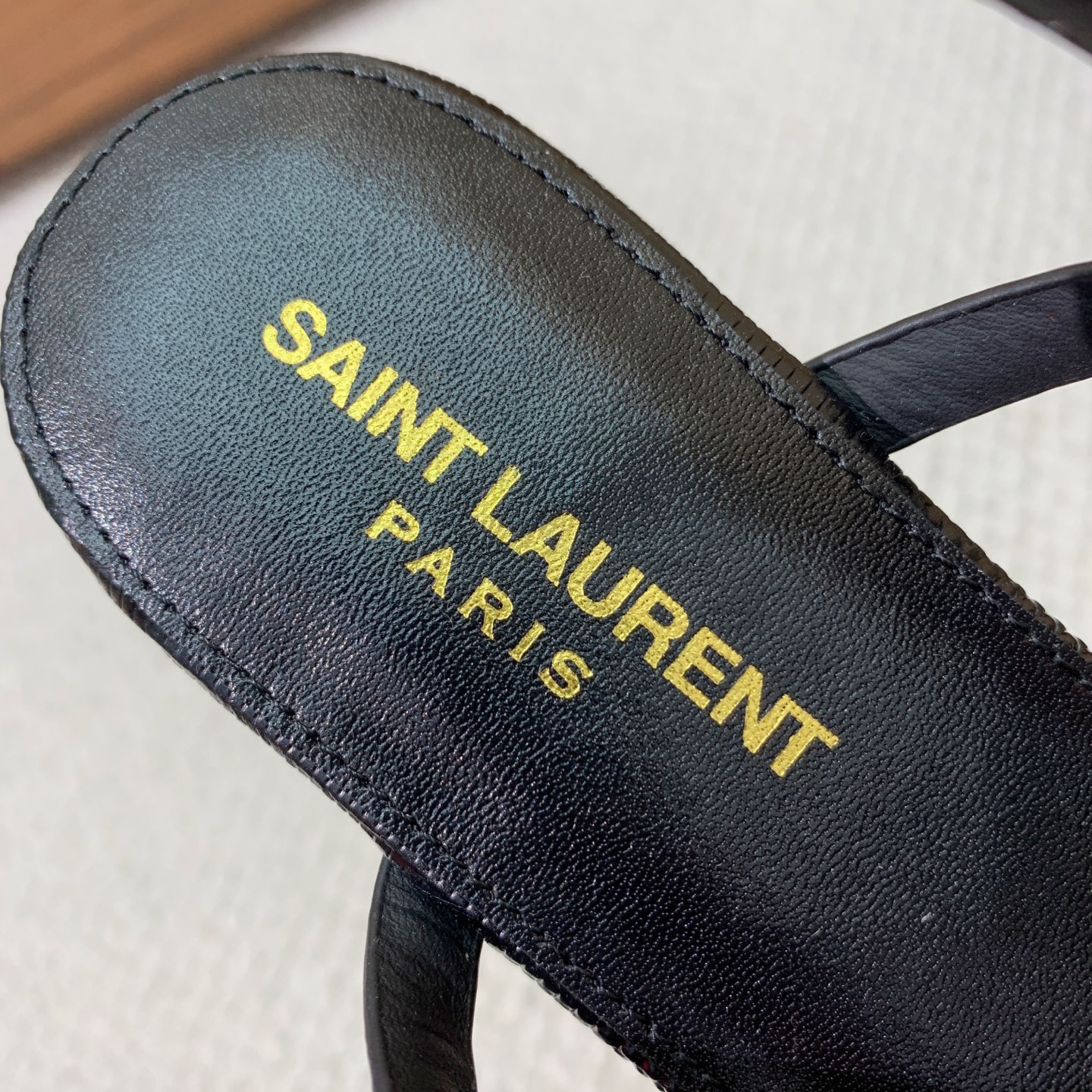 🔸SAINT LAUREN*🔸字母扣平底凉鞋。整个版型包括金属制品等细节别具一格让人眼前一亮，黑色版型显