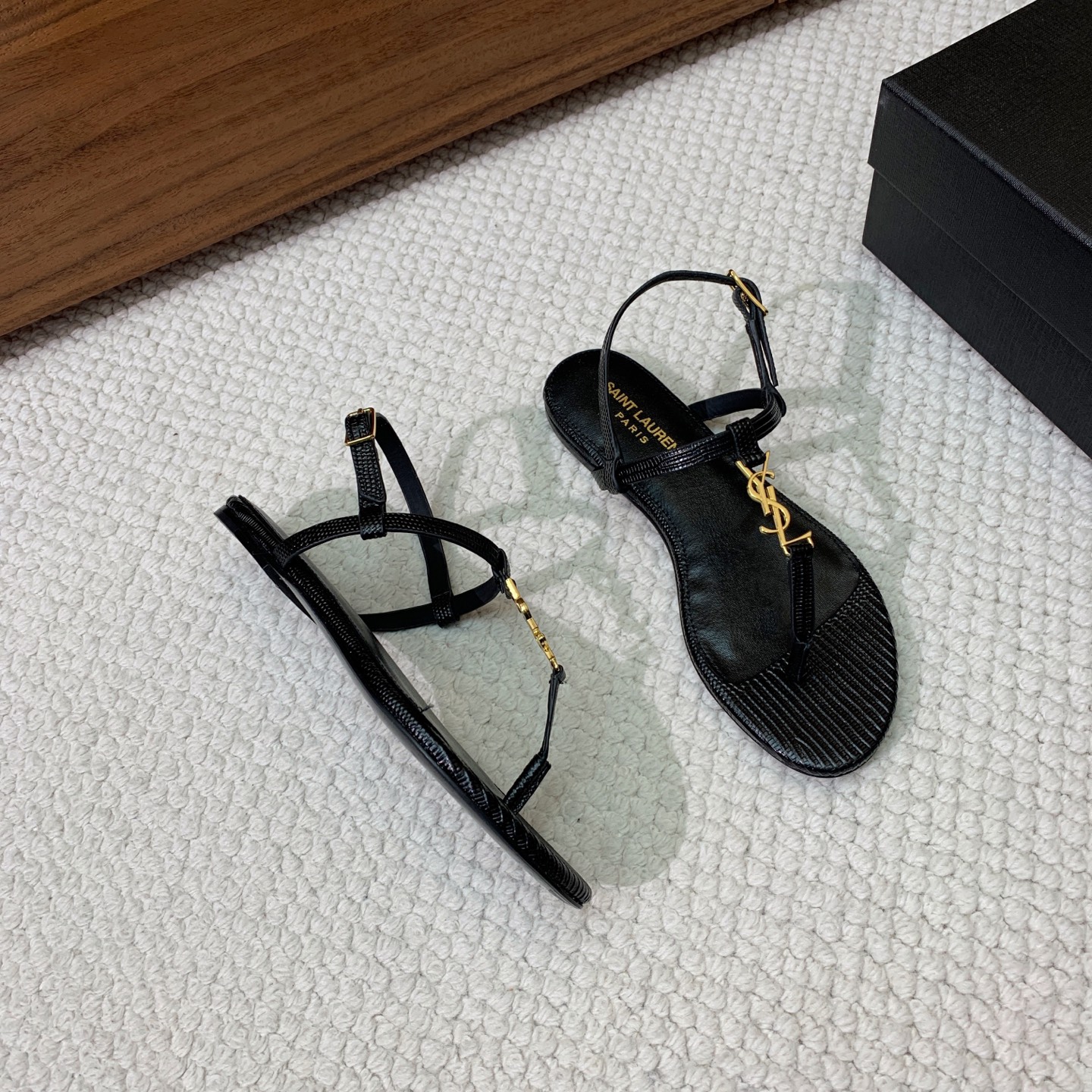 🔸SAINT LAUREN*🔸字母扣平底凉鞋。整个版型包括金属制品等细节别具一格让人眼前一亮，黑色版型显