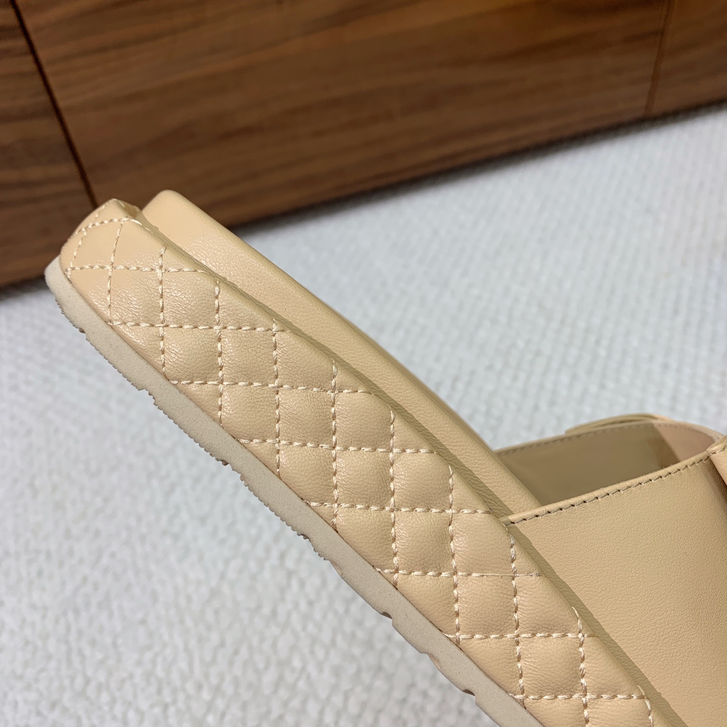 🔸Chan*l🔸蝴蝶结拖鞋。浓浓的中古典雅气息。鞋面定制进口小羊皮，原版大底。码数：35-41（40、4