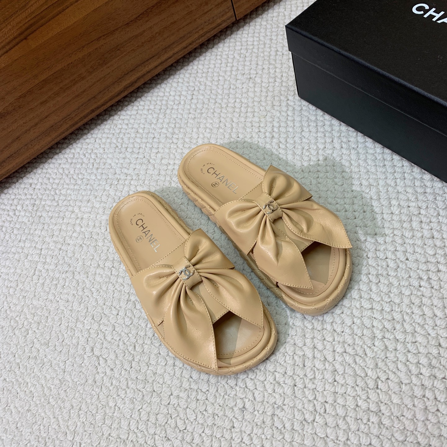 🔸Chan*l🔸蝴蝶结拖鞋。浓浓的中古典雅气息。鞋面定制进口小羊皮，原版大底。码数：35-41（40、4