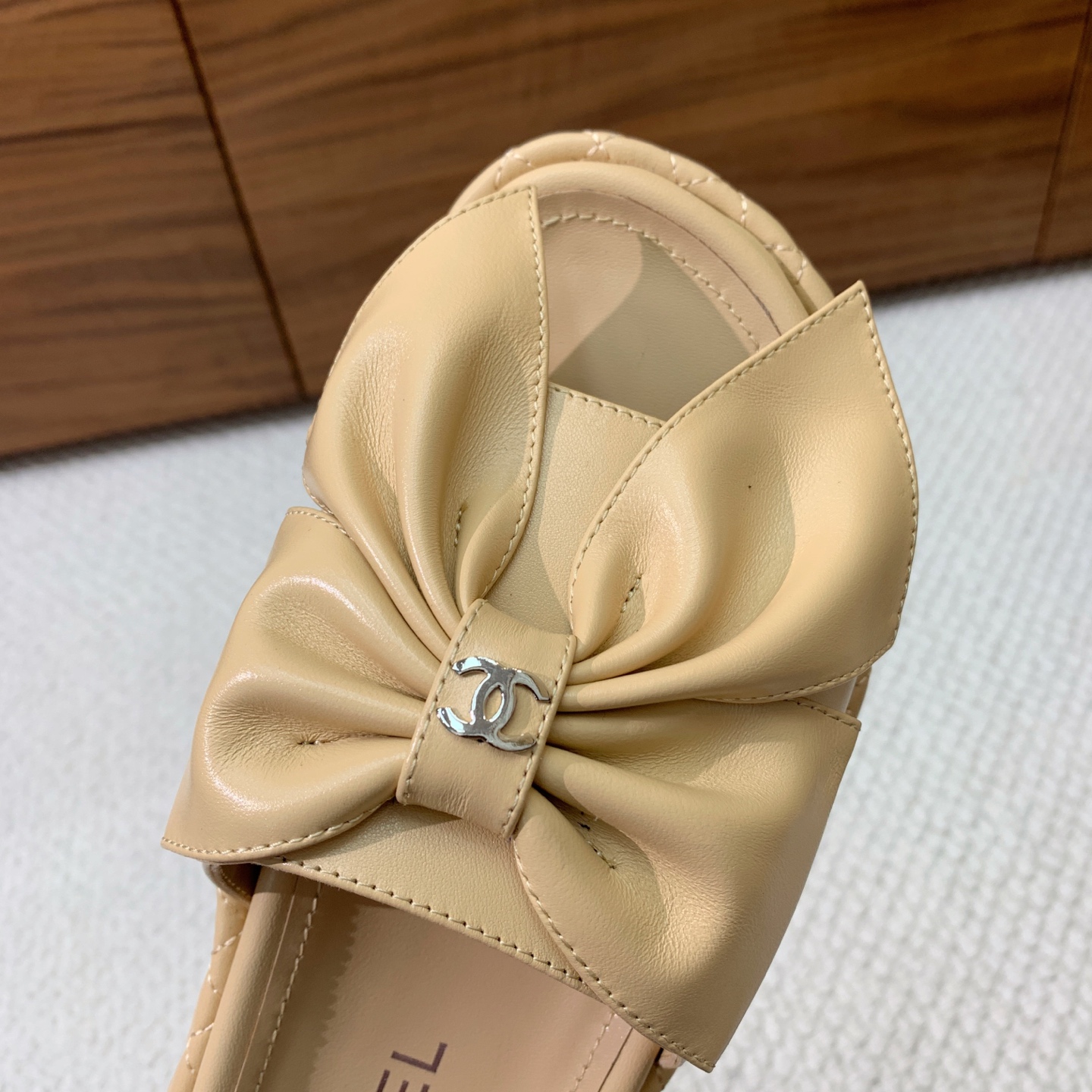 🔸Chan*l🔸蝴蝶结拖鞋。浓浓的中古典雅气息。鞋面定制进口小羊皮，原版大底。码数：35-41（40、4
