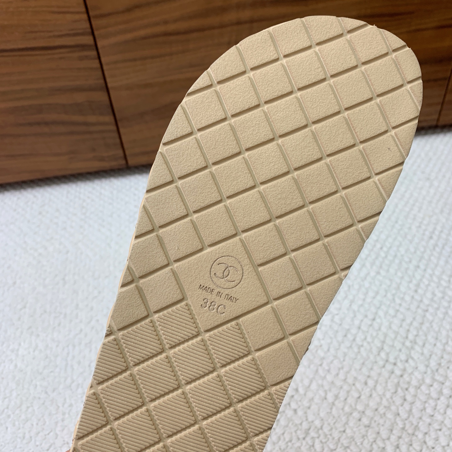 🔸Chan*l🔸蝴蝶结拖鞋。浓浓的中古典雅气息。鞋面定制进口小羊皮，原版大底。码数：35-41（40、4