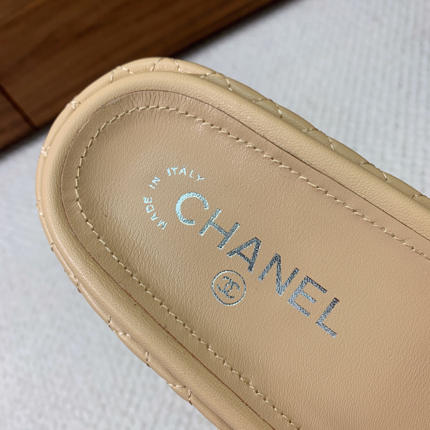 🔸Chan*l🔸蝴蝶结拖鞋。浓浓的中古典雅气息。鞋面定制进口小羊皮，原版大底。码数：35-41（40、4