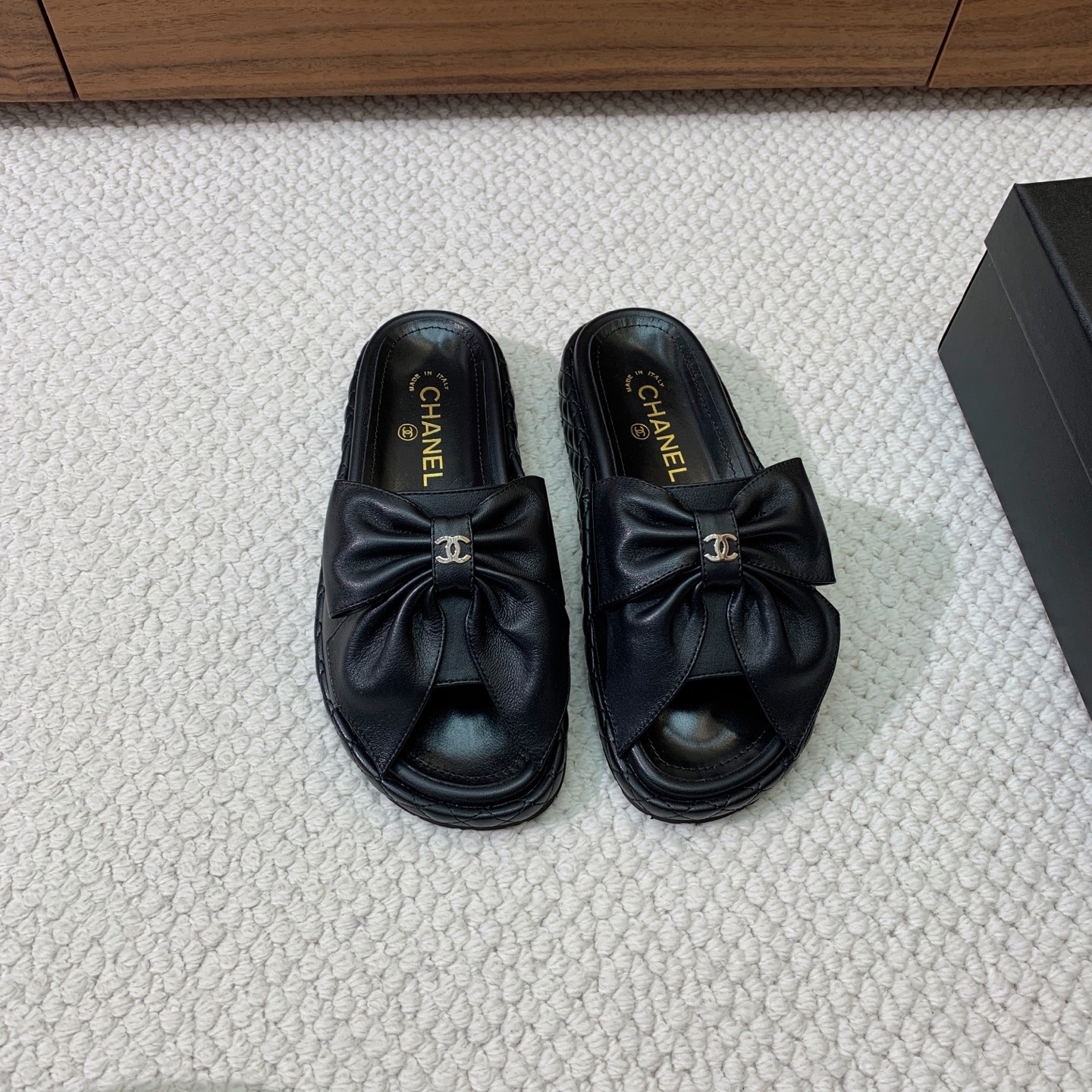 NO:388636,Chan*l bow slippers. Strong medium and classical atmosphere. Custom imported lambskin on the upper, original outsole. Size 35-41 (40, 41 custom made without return and exchange) batch, slippers, chanel, slippers, sheepskin19860909Chan*l蝴蝶结拖鞋.浓浓的中古典雅气息.鞋面定制进口小羊皮,原版大底. 码数35-41（40、41定制不退换） 批,拖鞋,chanel,slippers,sheepskin,Women's Shoes