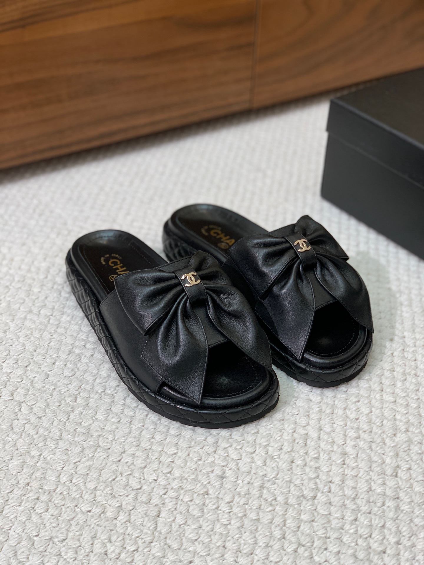 🔸Chan*l🔸蝴蝶结拖鞋。浓浓的中古典雅气息。鞋面定制进口小羊皮，原版大底。码数：35-41（40、4