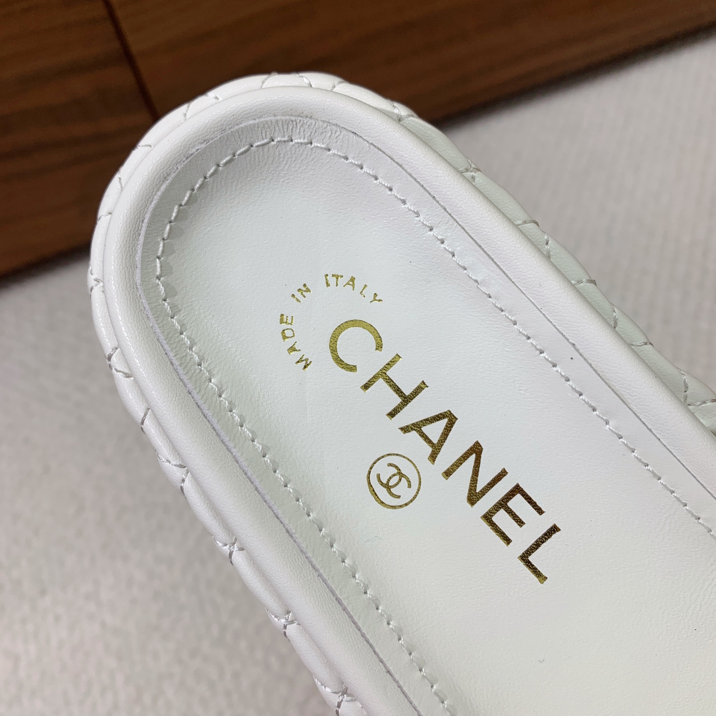 🔸Chan*l🔸菱格双C链条拖鞋。经典菱格链条元素设计，浓浓的中古典雅气息。鞋面定制进口小羊皮，原版大底