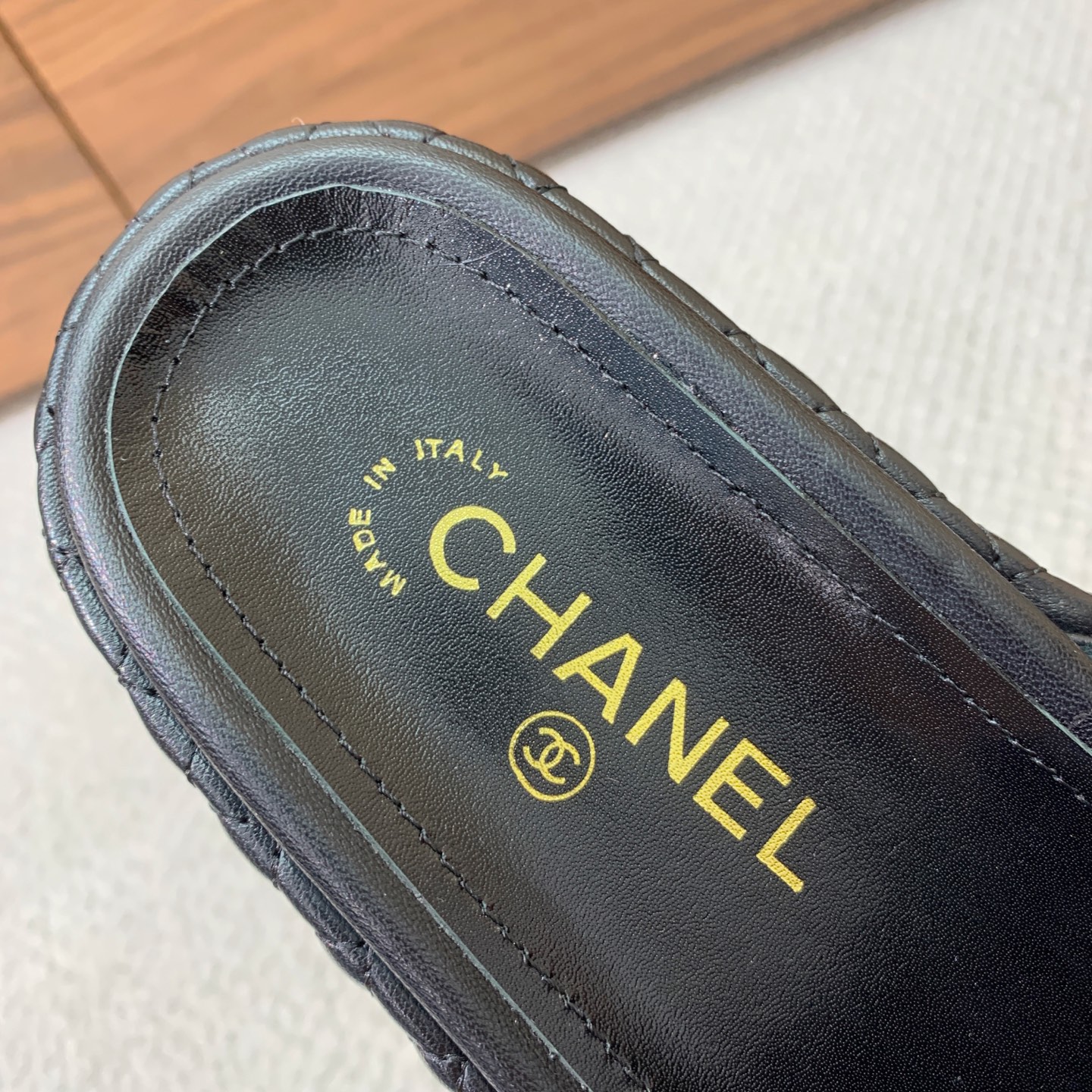 🔸Chan*l🔸菱格双C链条拖鞋。经典菱格链条元素设计，浓浓的中古典雅气息。鞋面定制进口小羊皮，原版大底