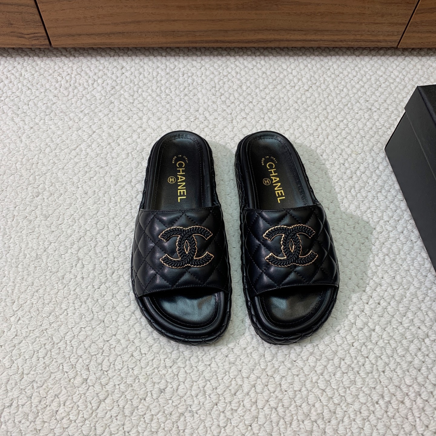 NO:388644,Chan*l diamond double C chain slippers. Classic diamond chain element design, strong medium-old elegance. Custom imported lambskin on the upper, original outsole. Size 35-41 (40, 41 custom made without return and exchange) batch, slippers, chanel, slippers, sheepskin19860909Chan*l菱格双C链条拖鞋.经典菱格链条元素设计,浓浓的中古典雅气息.鞋面定制进口小羊皮,原版大底. 码数35-41（40、41定制不退换） 批,拖鞋,chanel,slippers,sheepskin,Women's Shoes