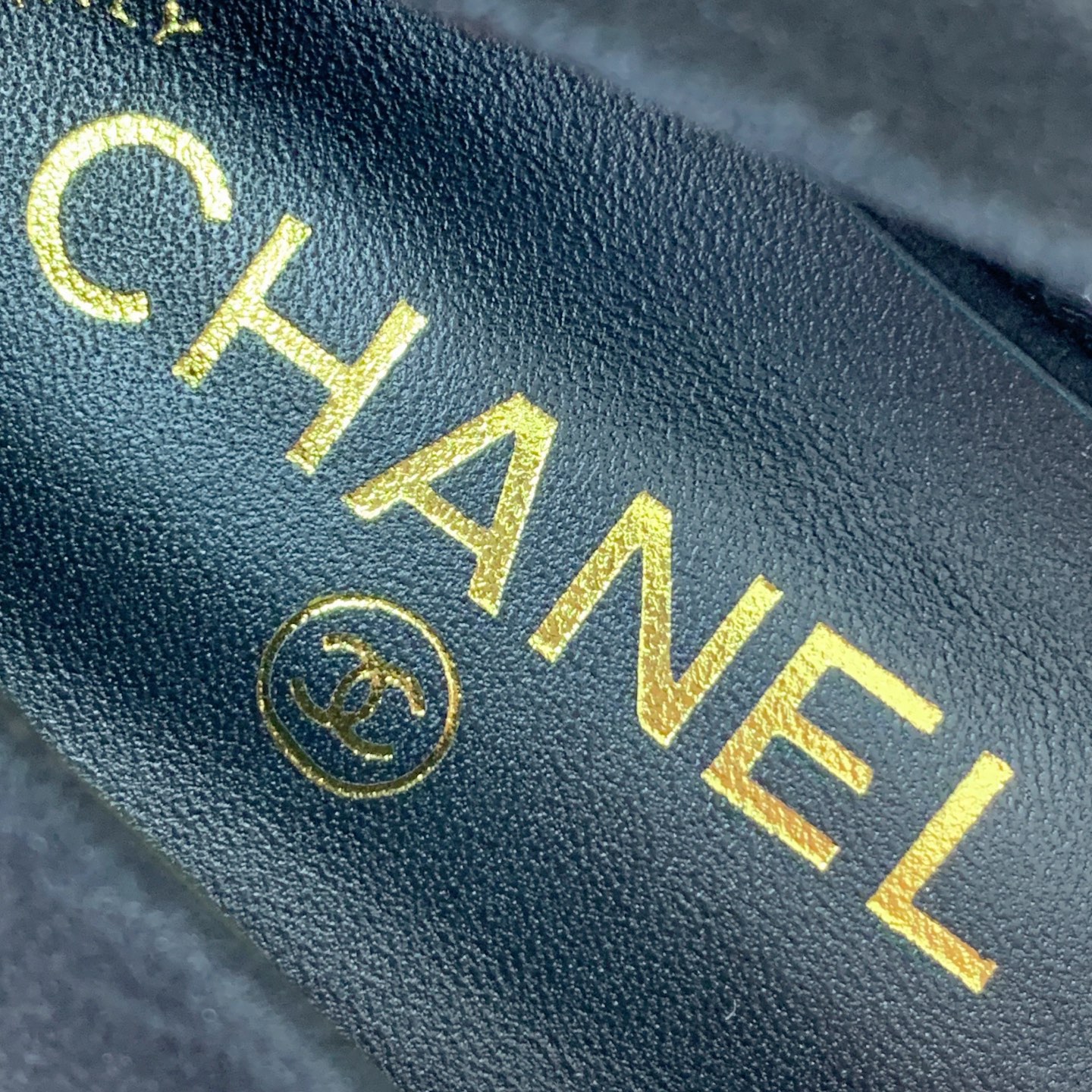 🔸Chan*l🔸粗跟单鞋。超多网红博主穿搭，绝对是凹造型神器。鞋面羊京、漆皮。羊皮垫脚，真皮大底。有平底