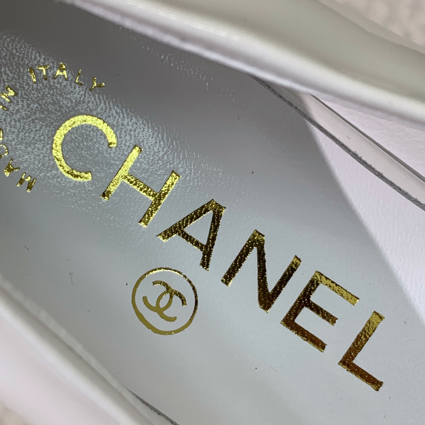 🔸Chan*l🔸粗跟单鞋。超多网红博主穿搭，绝对是凹造型神器。鞋面羊京、漆皮。羊皮垫脚，真皮大底。有平底