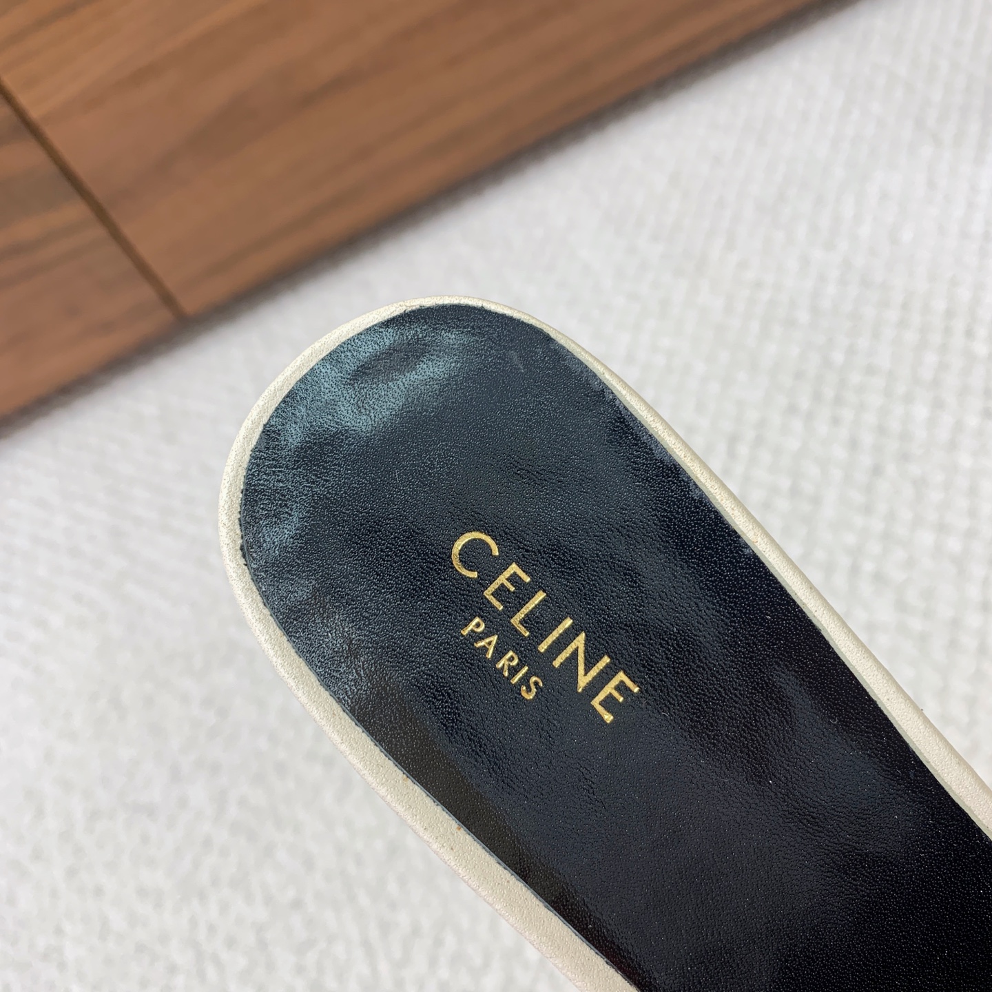 🔸CELI*E🔸凯旋门粗跟拖鞋。优雅而不过时
鞋型的设计非常显脚瘦。无论是搭配牛仔裤还是半裙 完全hol