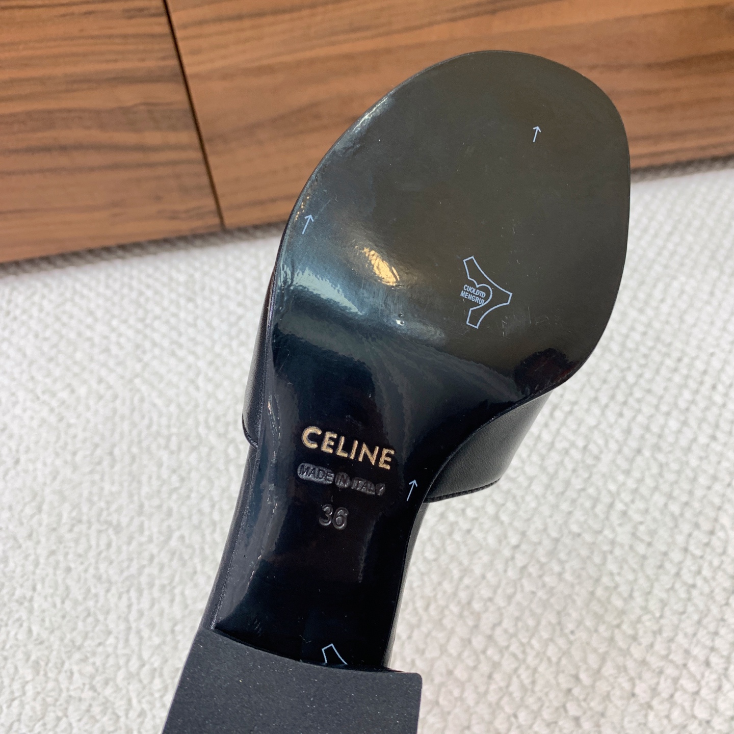 🔸CELI*E🔸凯旋门粗跟拖鞋。优雅而不过时
鞋型的设计非常显脚瘦。无论是搭配牛仔裤还是半裙 完全hol