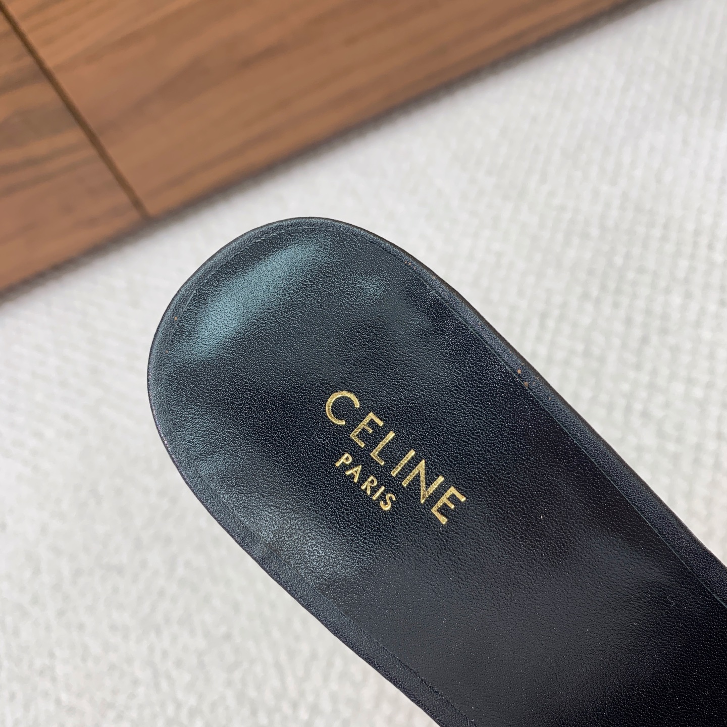 🔸CELI*E🔸凯旋门粗跟拖鞋。优雅而不过时
鞋型的设计非常显脚瘦。无论是搭配牛仔裤还是半裙 完全hol